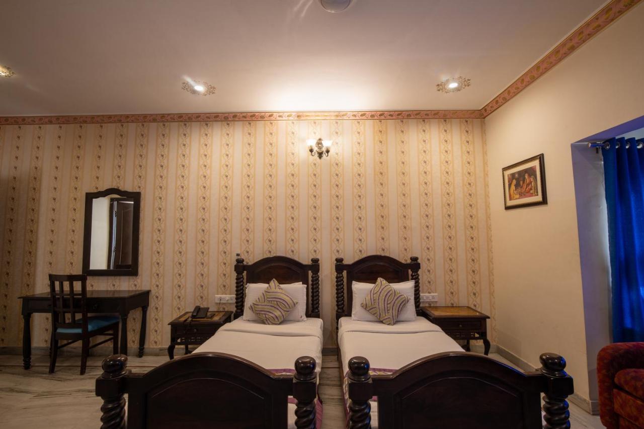 Hotel Royal Pratap Niwas Udaipur Exterior photo