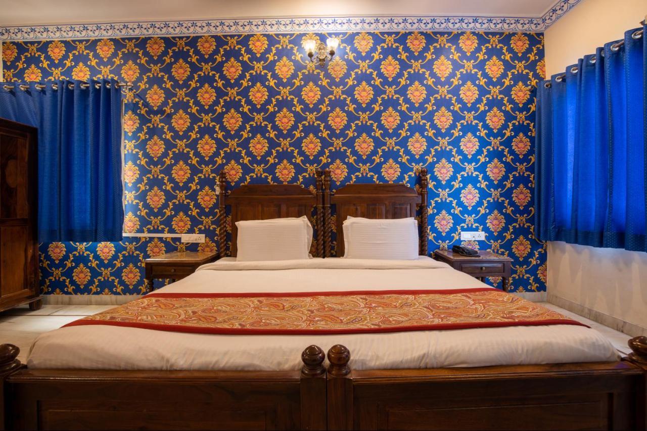 Hotel Royal Pratap Niwas Udaipur Exterior photo